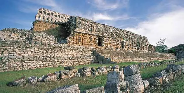Nota sobre Zona arqueológica de Chacmultún, Yucatán