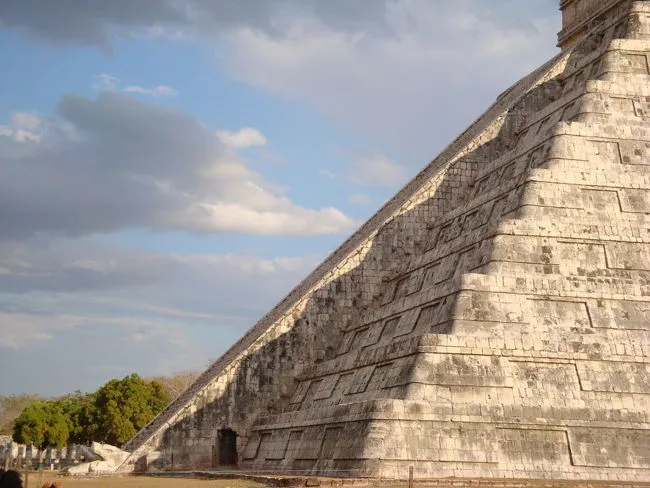 Nota sobre Chichén Itzá el día de equinoccio y el descenso de la serpiente emplumada