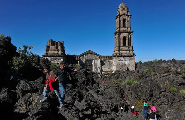 Nota sobre “El Paricutín” el volcán más joven del mundo le perdonó la vida a solo una iglesia