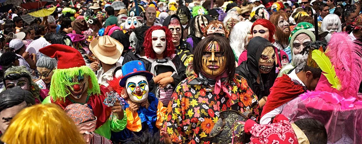 Nota sobre Vive el "Desfile de los Locos" en San Miguel de Allende