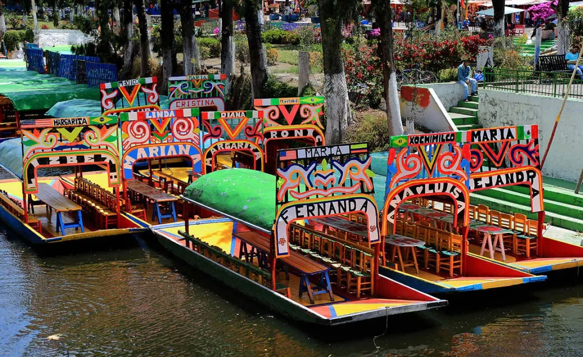 Nota sobre Colores brillantes y trajineras en Xochimilco