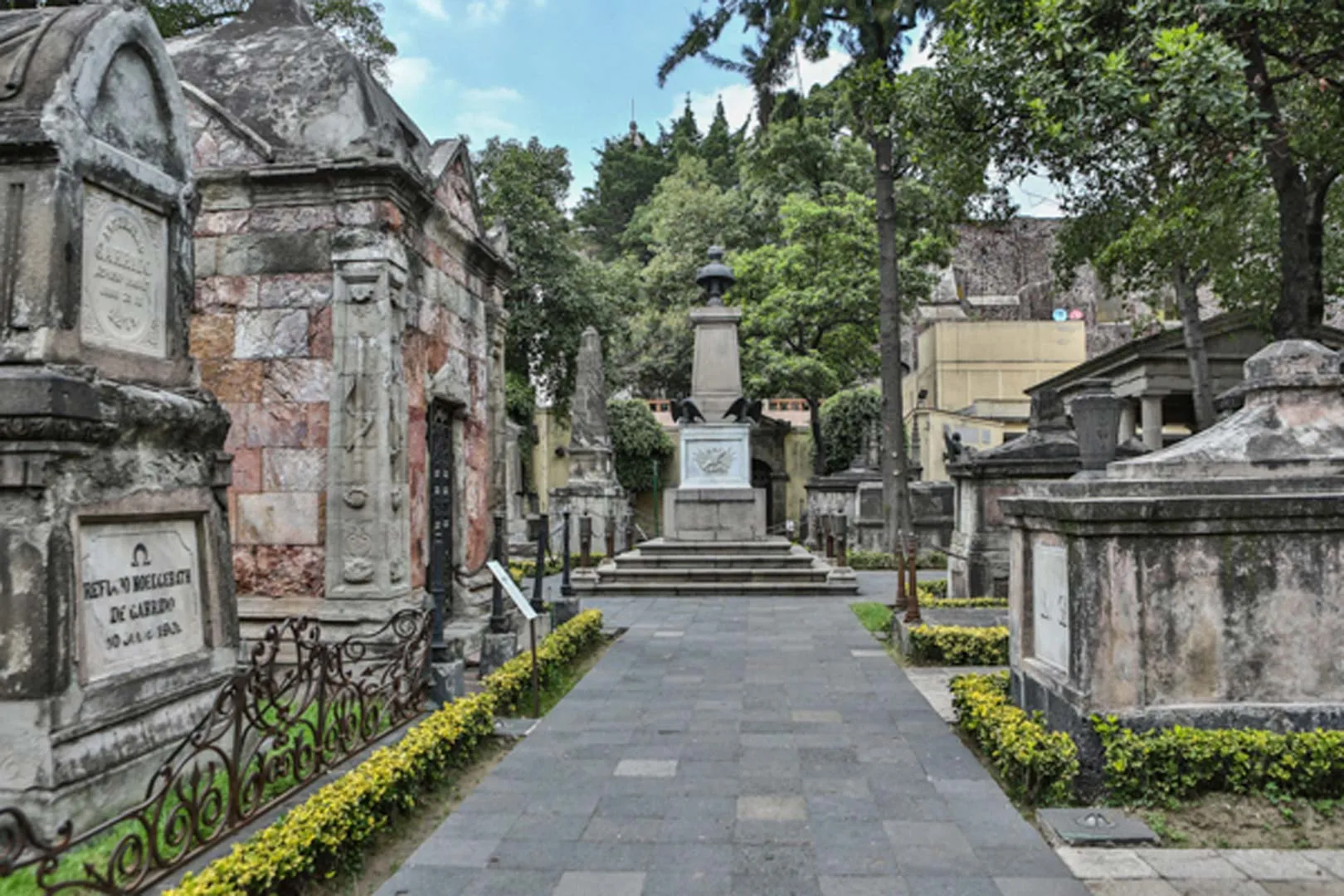 Nota sobre Día de Muertos en el Panteón Español de la Ciudad de México