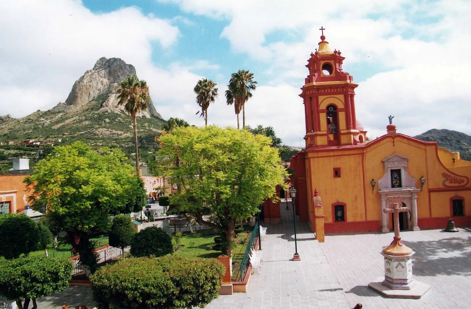 Nota sobre Año nuevo en Bernal, Pueblo Mágico de Querétaro