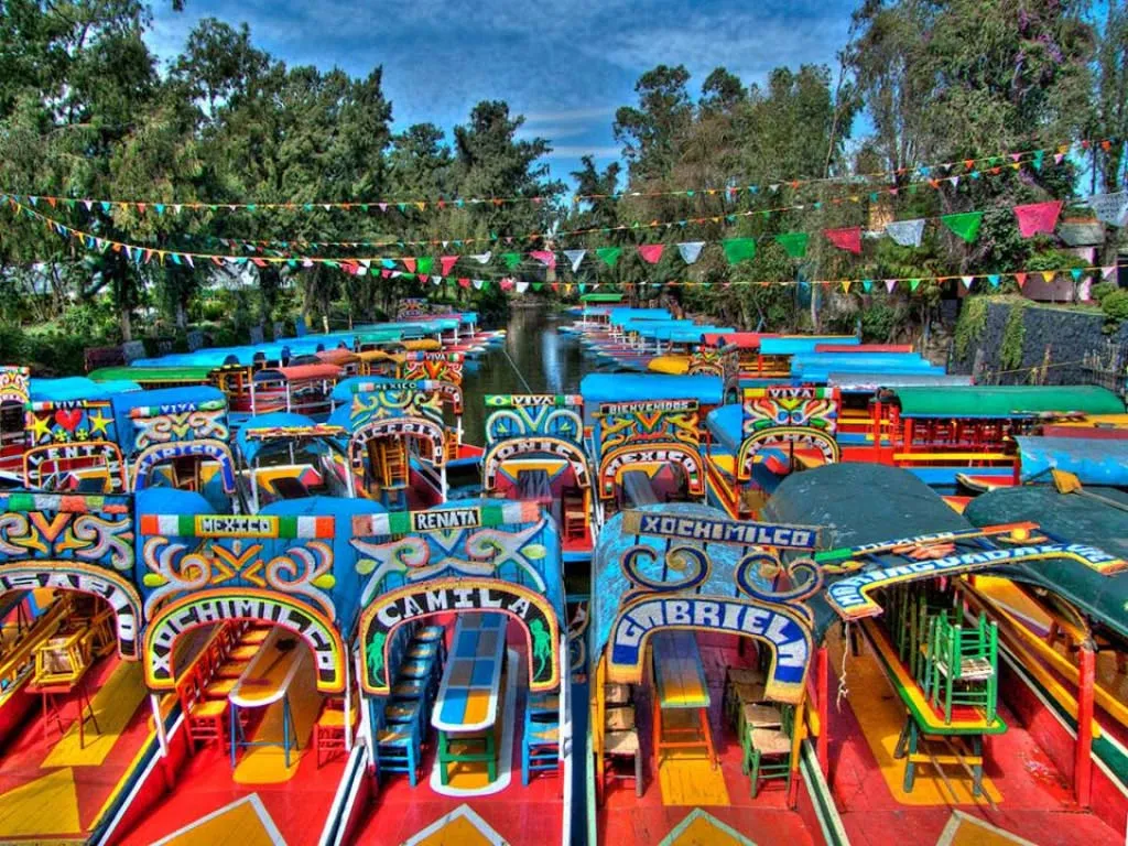 Nota sobre Xochimilco, referente turístico colorido en la Ciudad de México