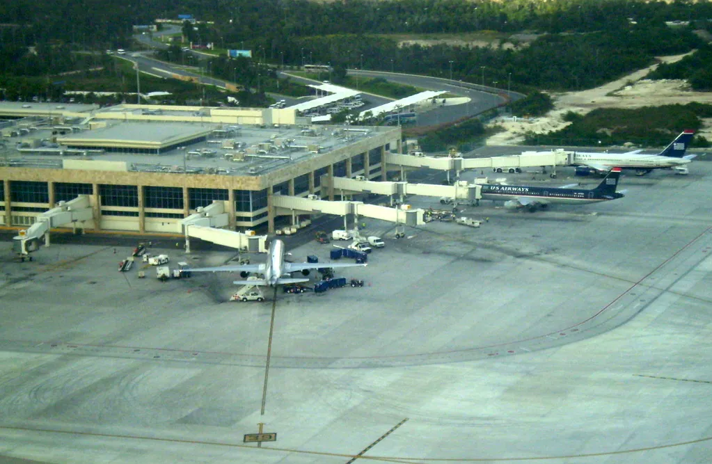 Nota sobre Covid 19: Aeropuerto de Cancún opera al mínimo, cierra una de sus terminales