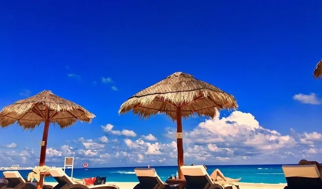 Nota sobre  Clausuran hotel en Cancún por hacer fiesta de alberca en plena emergencia de Covid 19