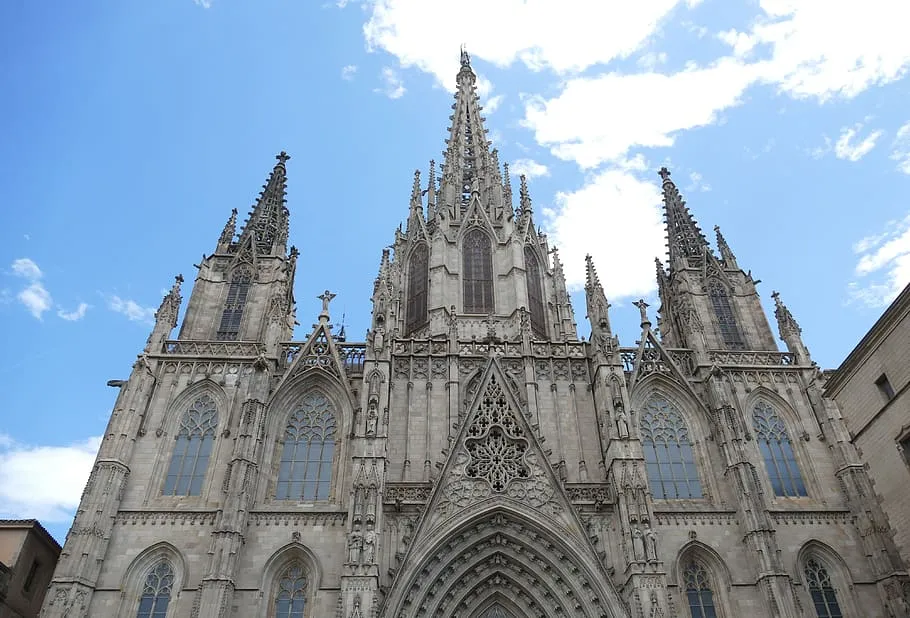 Nota sobre La Catedral de Barcelona: un fascinante vistazo a la arquitectura gótica y el patrimonio religioso