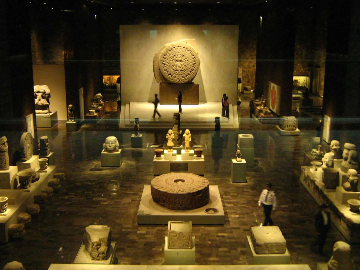 La sala azteca del Museo Nacional de Antropología La sala azteca del Museo Nacional de Antropología