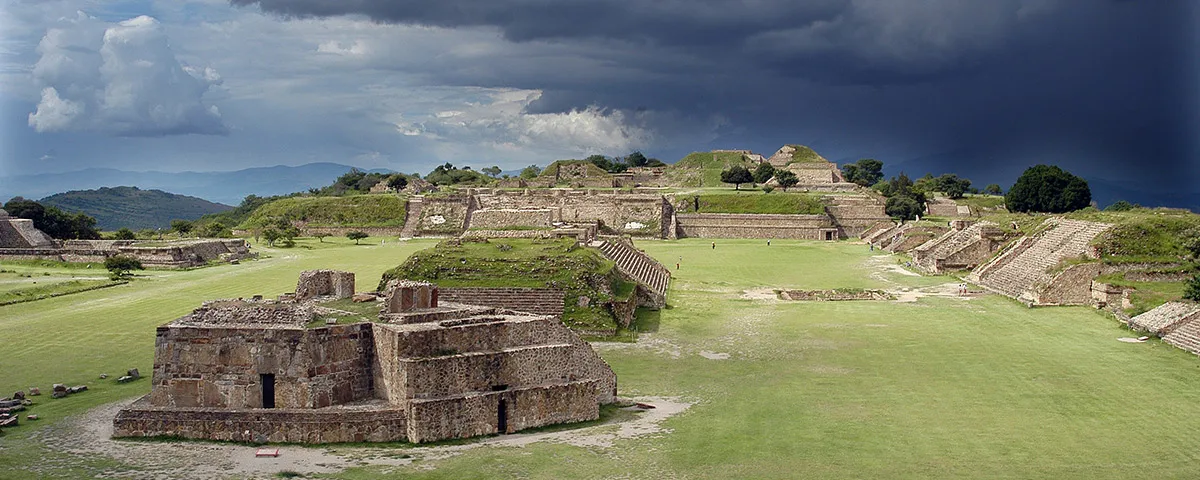 La impresionante zona arqueológica en Monte Albán La impresionante zona arqueológica en Monte Albán