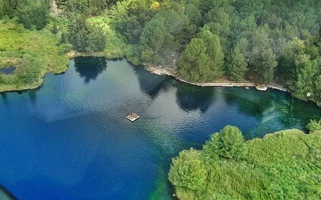 Nadando en las profundidades de la Laguna de la Media Luna Nadando en las profundidades de la Laguna de la Media Luna