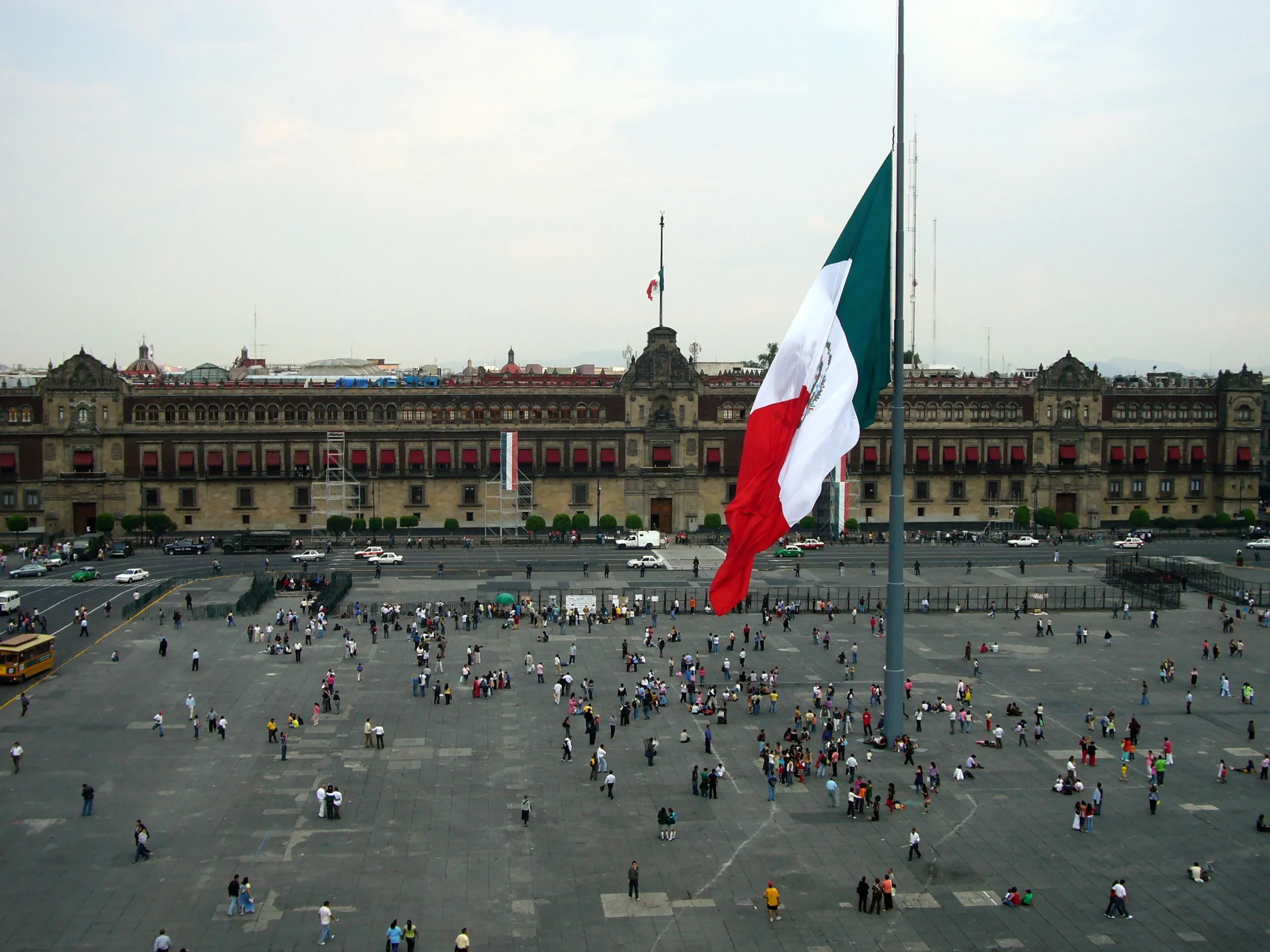 Visita en plan turístico el Zócalo de la CDMX