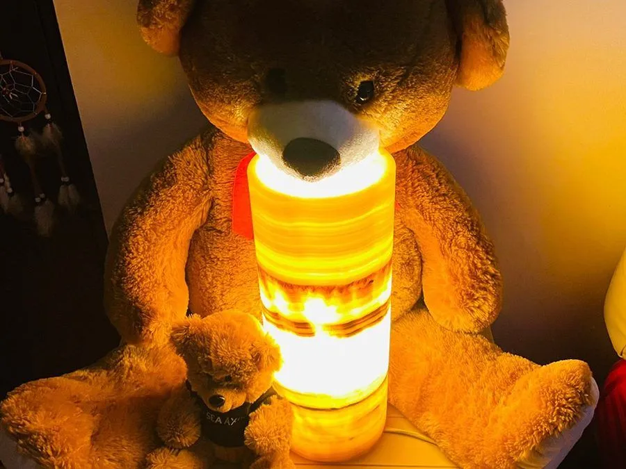 Descubre lámparas de ónix y mesas de centro hechas en piedra natural Descubre lámparas de ónix y mesas de centro hechas en piedra natural