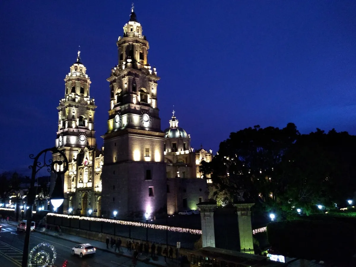 De la CDMX a Puerto Vallarta: la gran ruta de los pueblos coloniales de México Catedral de Morelia iluminada de noche